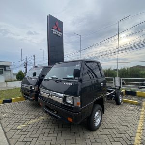 mitsubishi L300 hitam tampak depan dan samping dan belakang