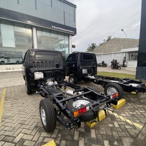 Mitsubishi L300 hitam 2026 tampak depan samping dan belakang