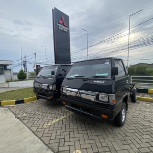 Mitsubishi L300 hitam 2026 tampak depan samping dan belakang